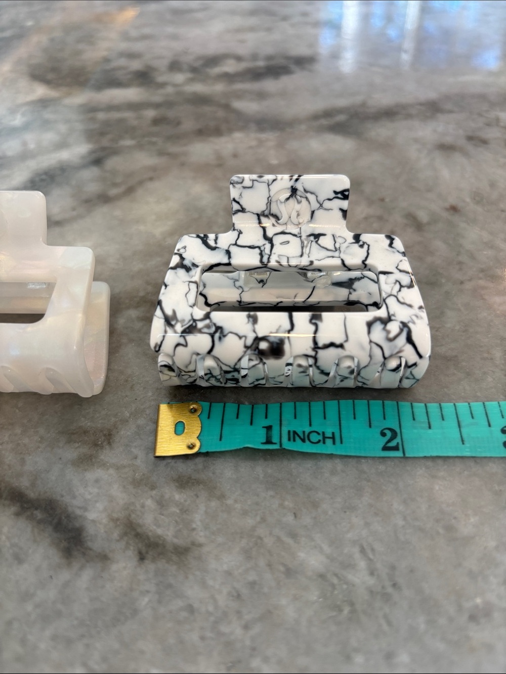 Lululemon claw clips small lot of 2 black white marble iridescent pearl - Picture 6 of 6